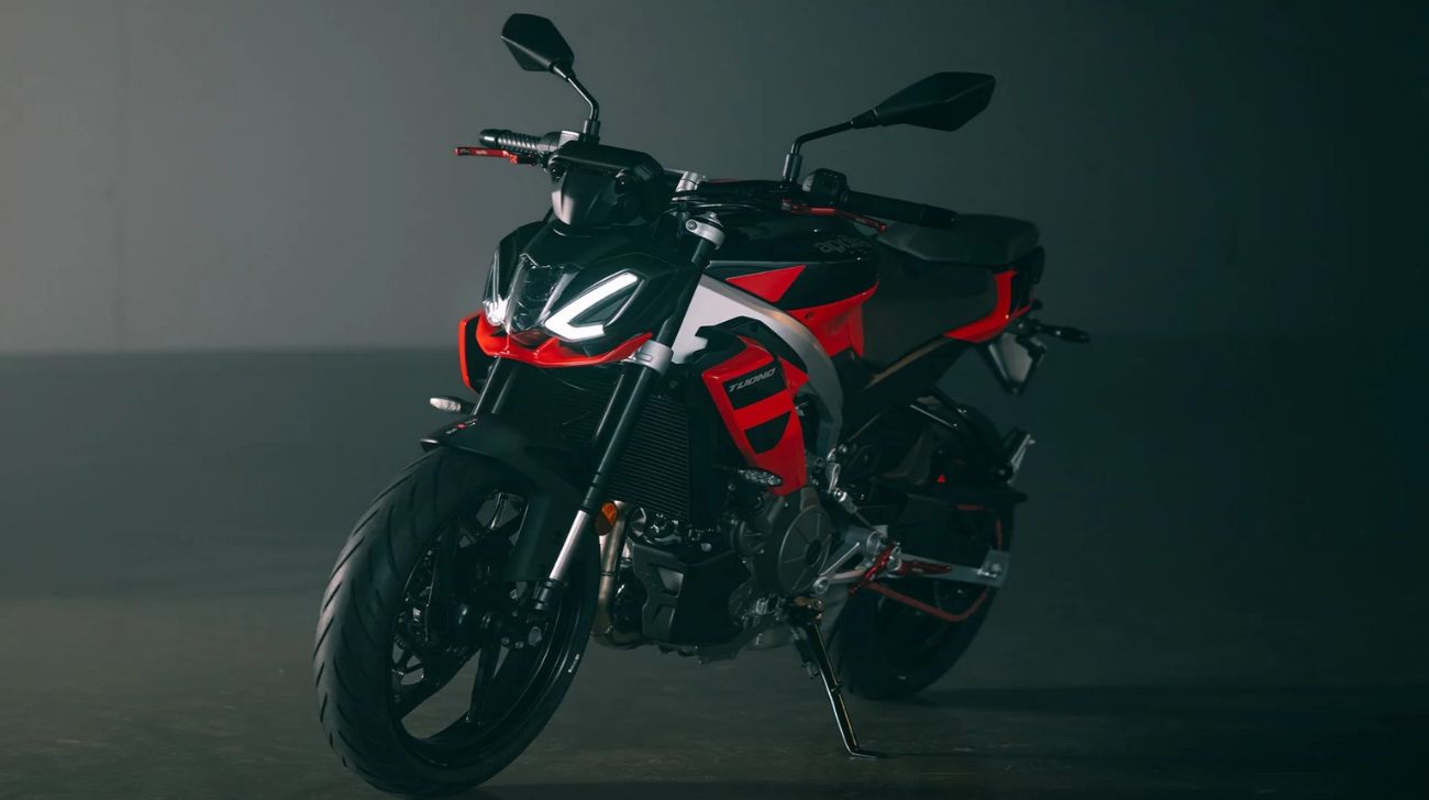 1739859633-aprilia Tuono 457 Going Up Against The Yamaha Mt 03 Powerful Engine And More Colo